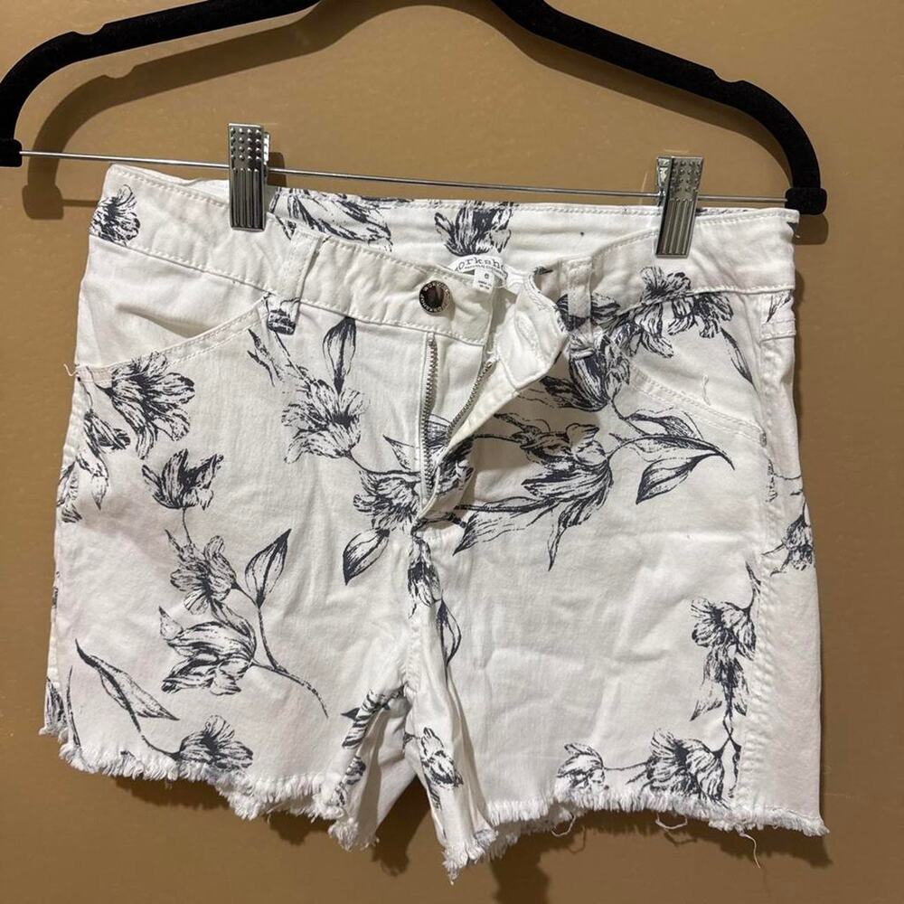 White denim shorts with black